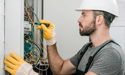 Difference Between an Electrician and an Electrical Contractor